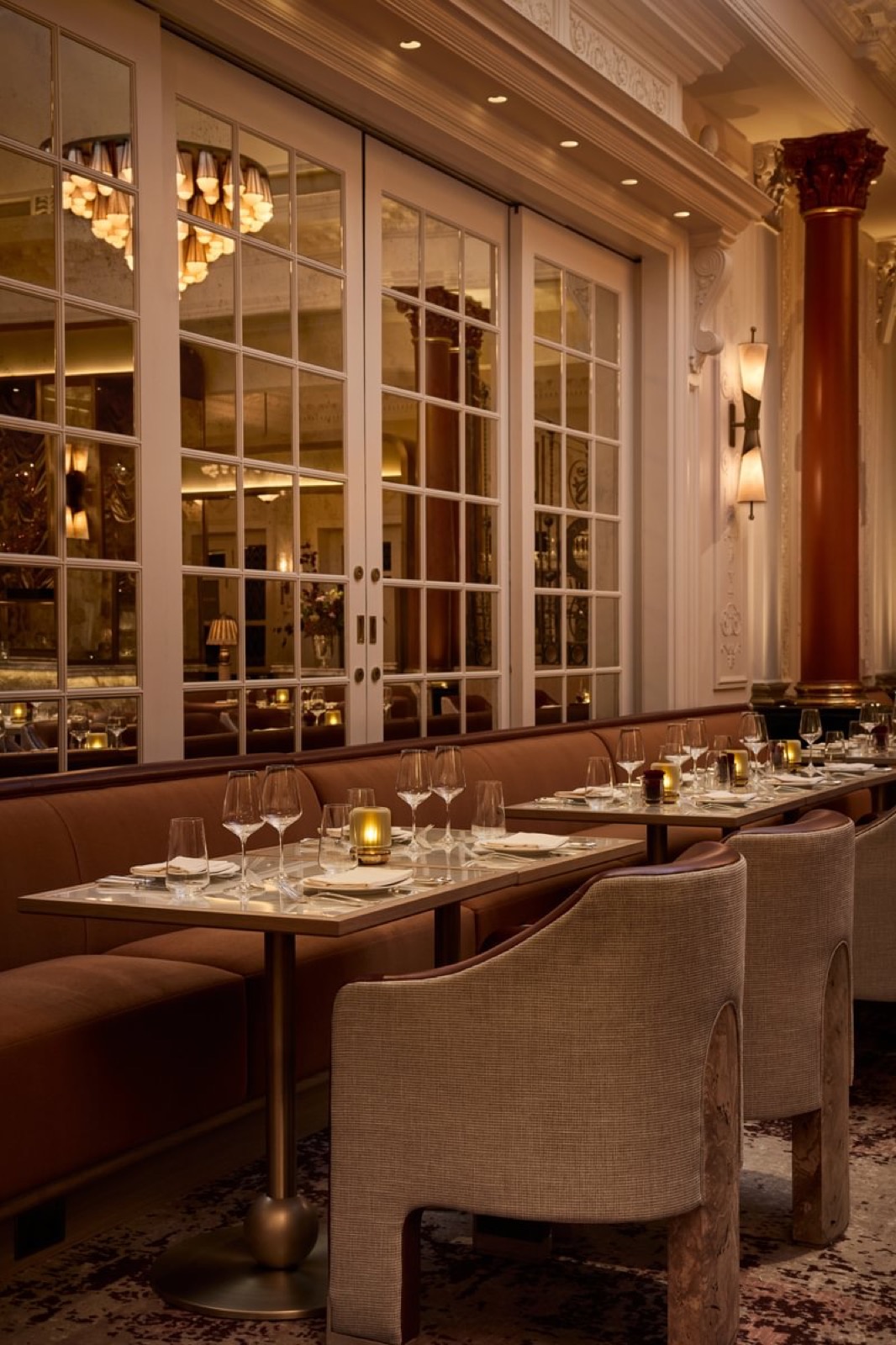 Tafels met Humble-lampjes in The Savoy, Londen